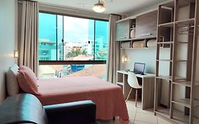 Pé na areia na Prainha, piscina, ar e cozinha completa